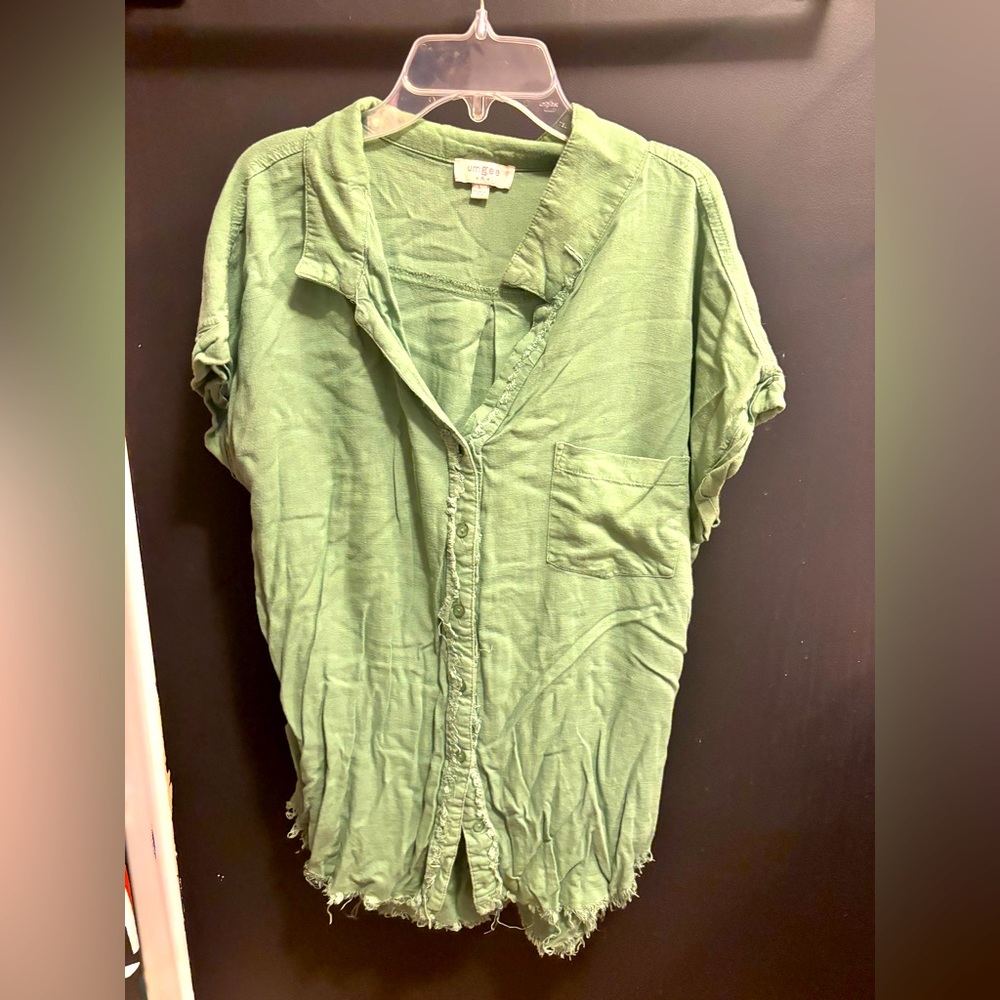 Umgee button up top